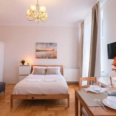 Comfy Train Station Apartment *